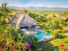 Villa Agus Mas - Serene & calm beachfront villa!